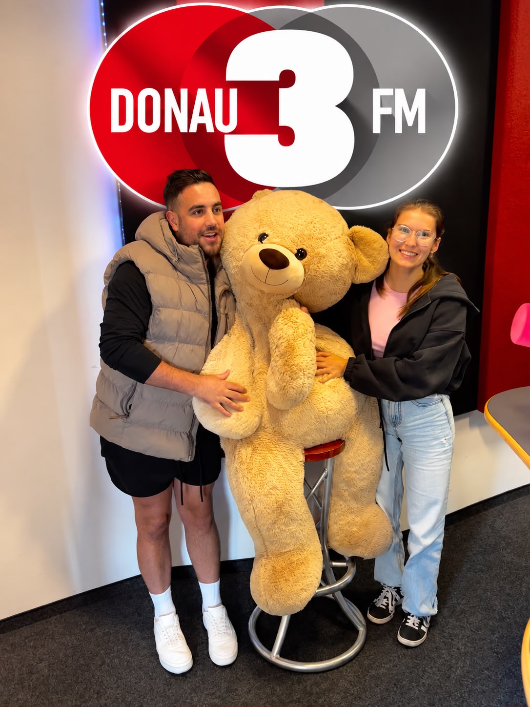 behelp. zu Gast bei DONAU 3 FM mit dem großen Teddy